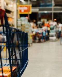 Consiliul Concurenţei a efectuat inspecţii la marile lanţuri de retail din sectorul lactatelor